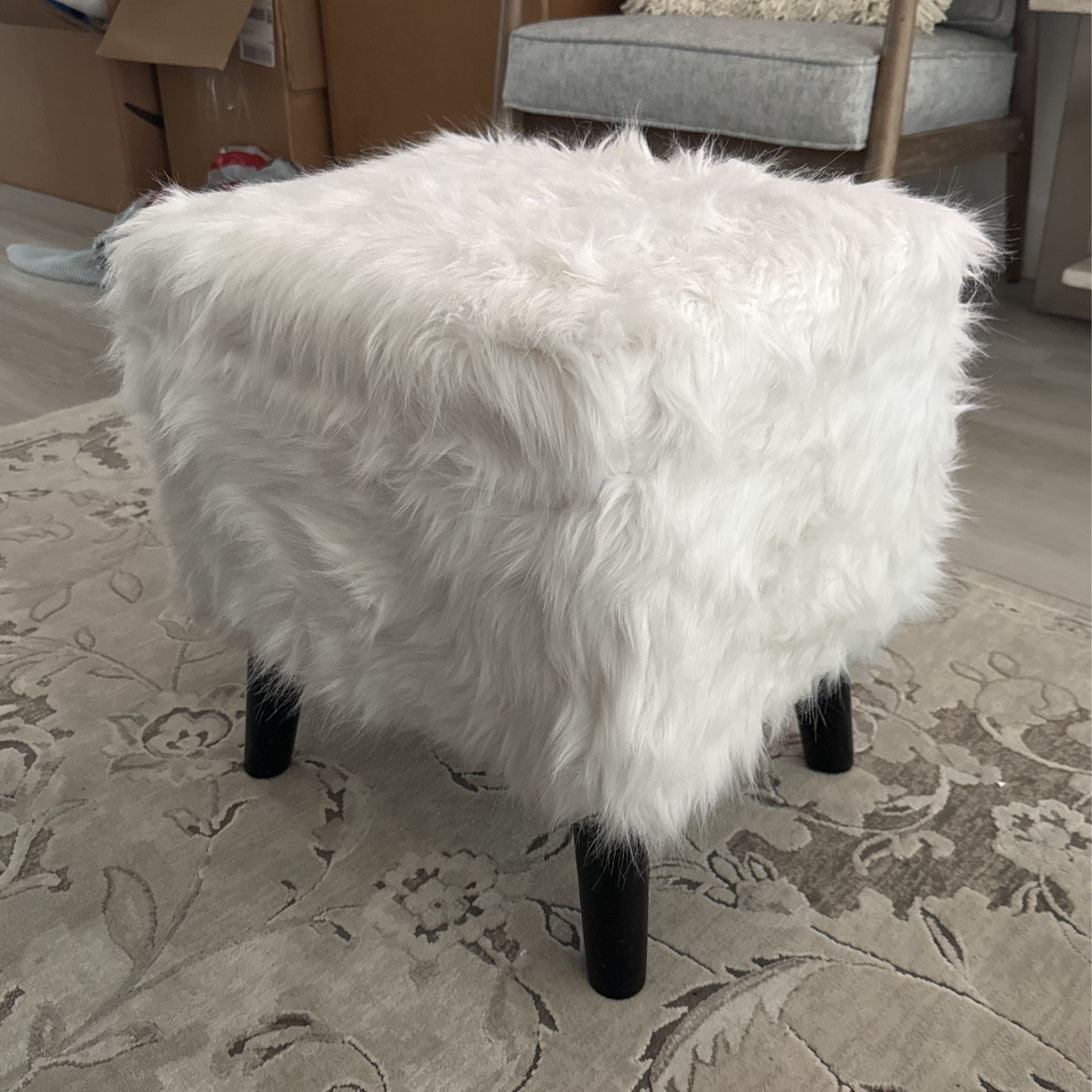 Fuzzy Ottoman 