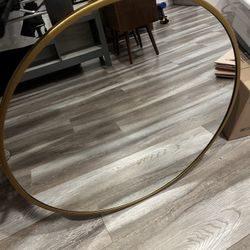 28” round gold mirror 