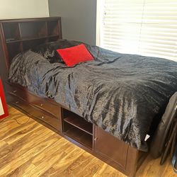 >> TWIN BED AND DRESSER <<