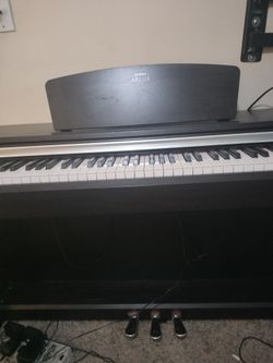Yamaha Arius Digital Piano w/Bench (YDP-141)