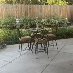 5 Piece metal Dinning Or Patio Set Glass Top