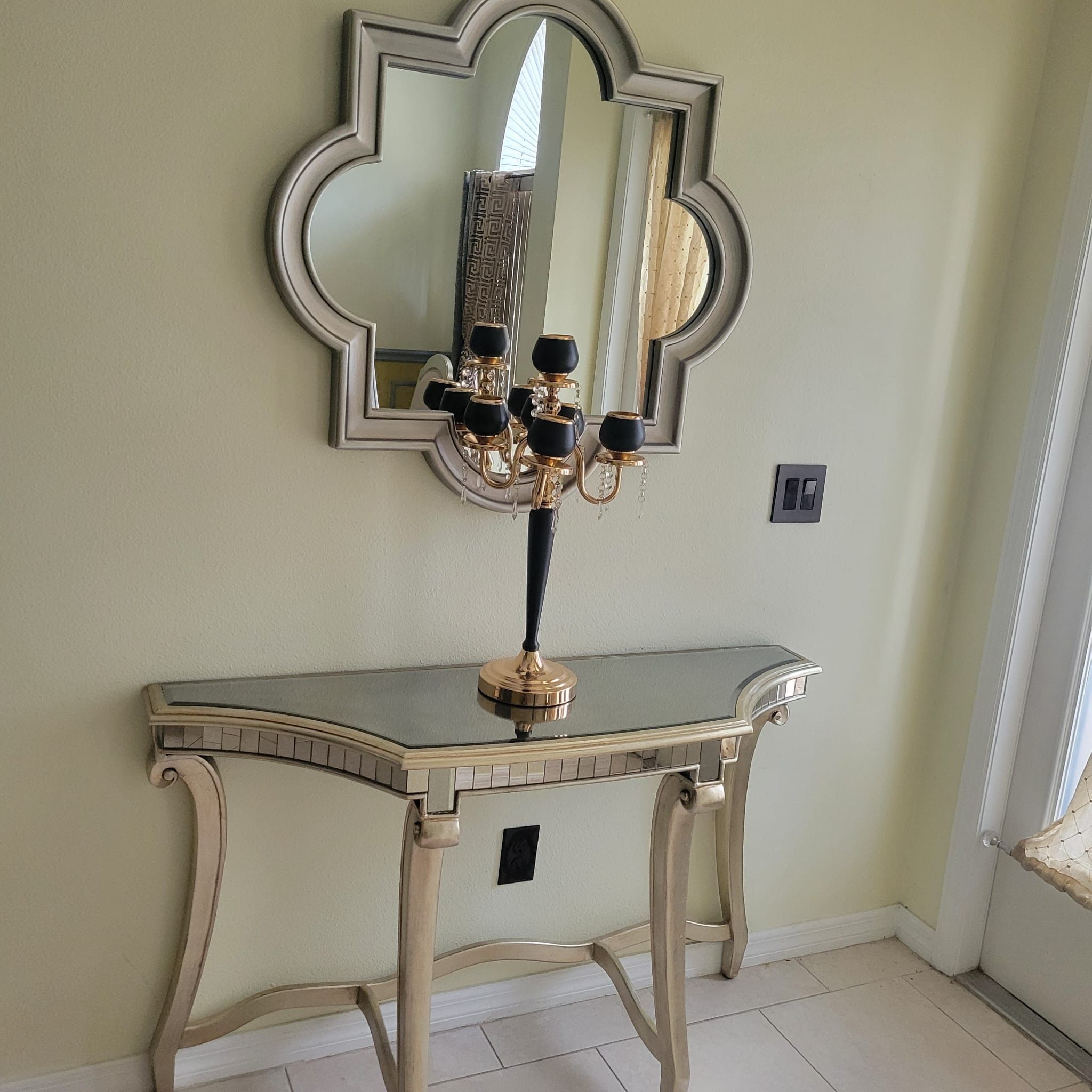Entrance Table With Mirror