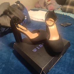 Windsor Heels Size 9
