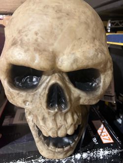 NEW HOME ACCENTS HOLIDAY HALLOWEEN CLASSICS ANIMATED LED TALKING SKULL