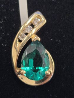 Emerald diamond pendant
