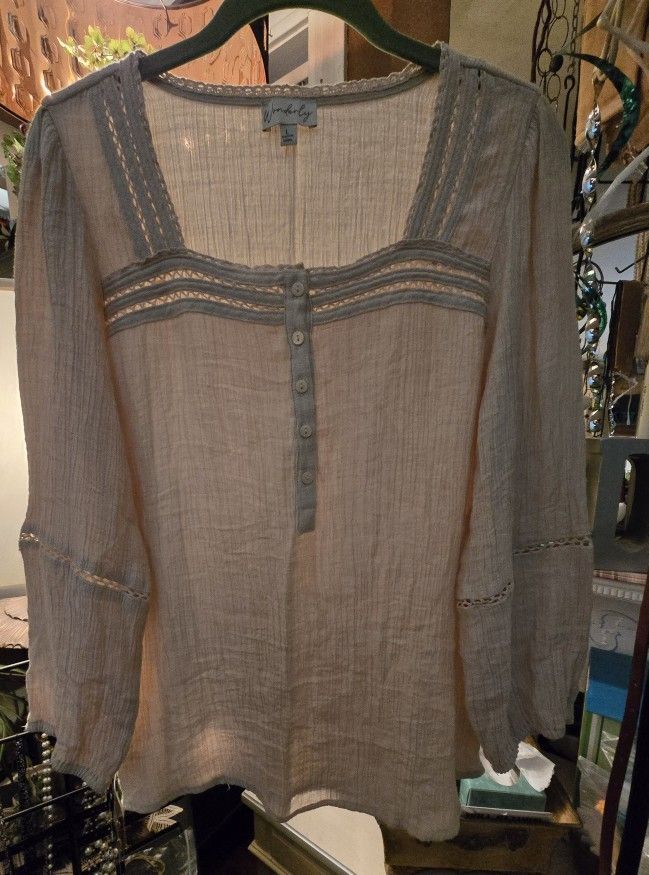 Ladies Large Crepy Top With Shirt Tail