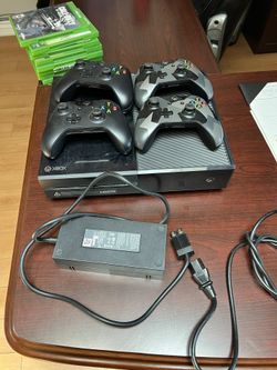 XBOX ONE WITH CONTROLLER AND GAMES