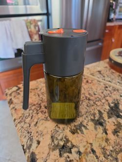 Oil spray bottle