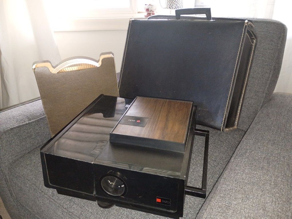 GAF 35mm Slide Film Projector w/ Case and Carousel