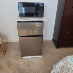 Microwave And Frigidaire 