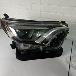 2016-2018 Toyota RAV4 Right Headlight