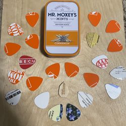 23 Homemade Guitar Picks In An Upcycled Tin