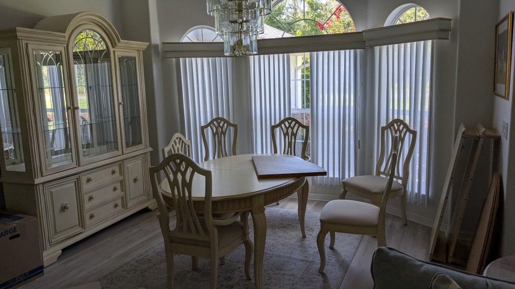 Dining Table, China Cabinet,6 chairs, 2leafs, Table Protector