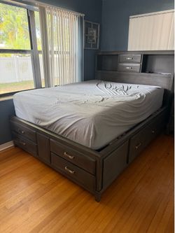 Queen size bedroom set with lots of storage