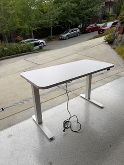 Knoll k. stand Electric Sit/Stand Desk — White — Excellent Condition