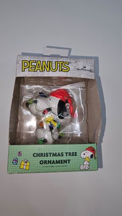 2022 PEANUTS A CHARLIE BROWN SNOOPY CHRISTMAS LIGHTS ORNAMENT
Pre-owned 
Excellent condition 
Like new