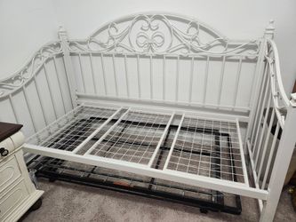 White metal twin trundle bed