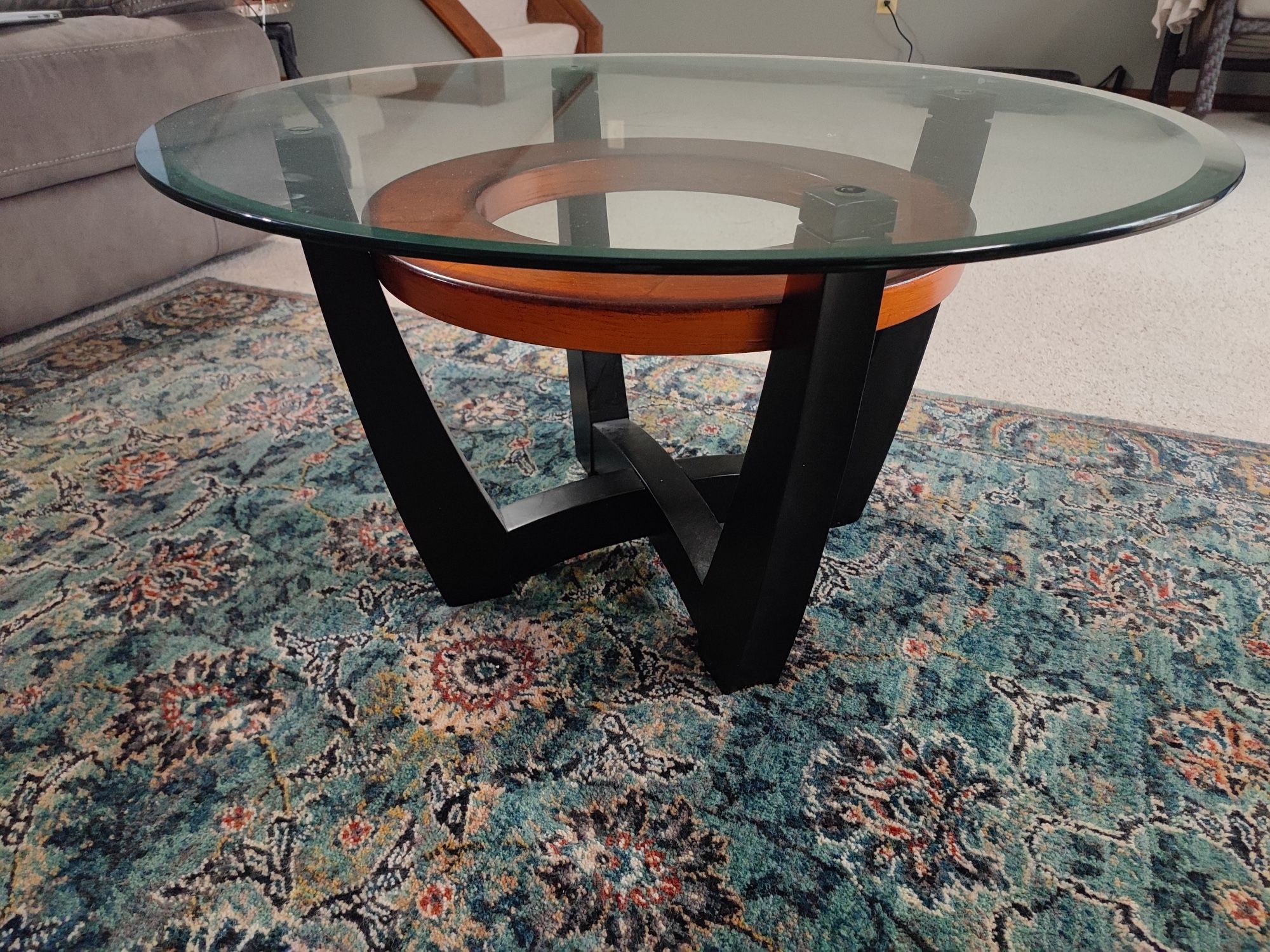 Modern Glass-Top Coffee Table – Stylish & Sturdy!