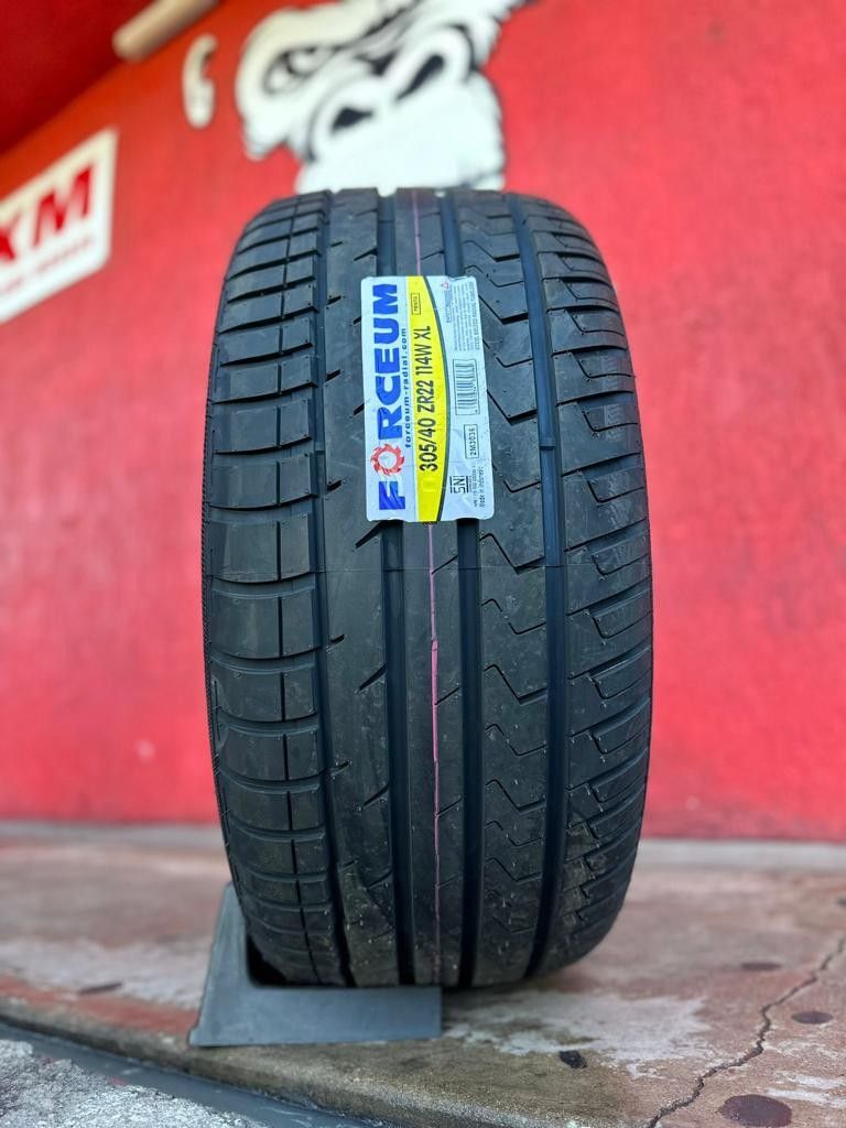 305 40 22 New Tires
