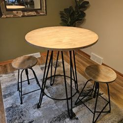 Bistro Table with Two Ajustable Chairs