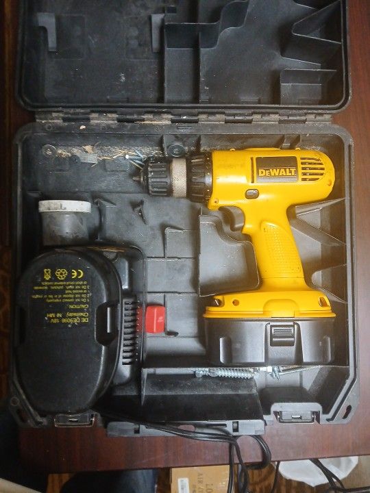 DeWALT 18V DRILL DRIVER WITH BATTERIES AND A CHARGER