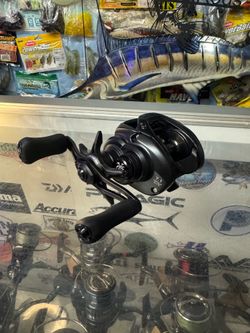 Left handed new Daiwa elite 7.1 Baitcastijg fishing reel.