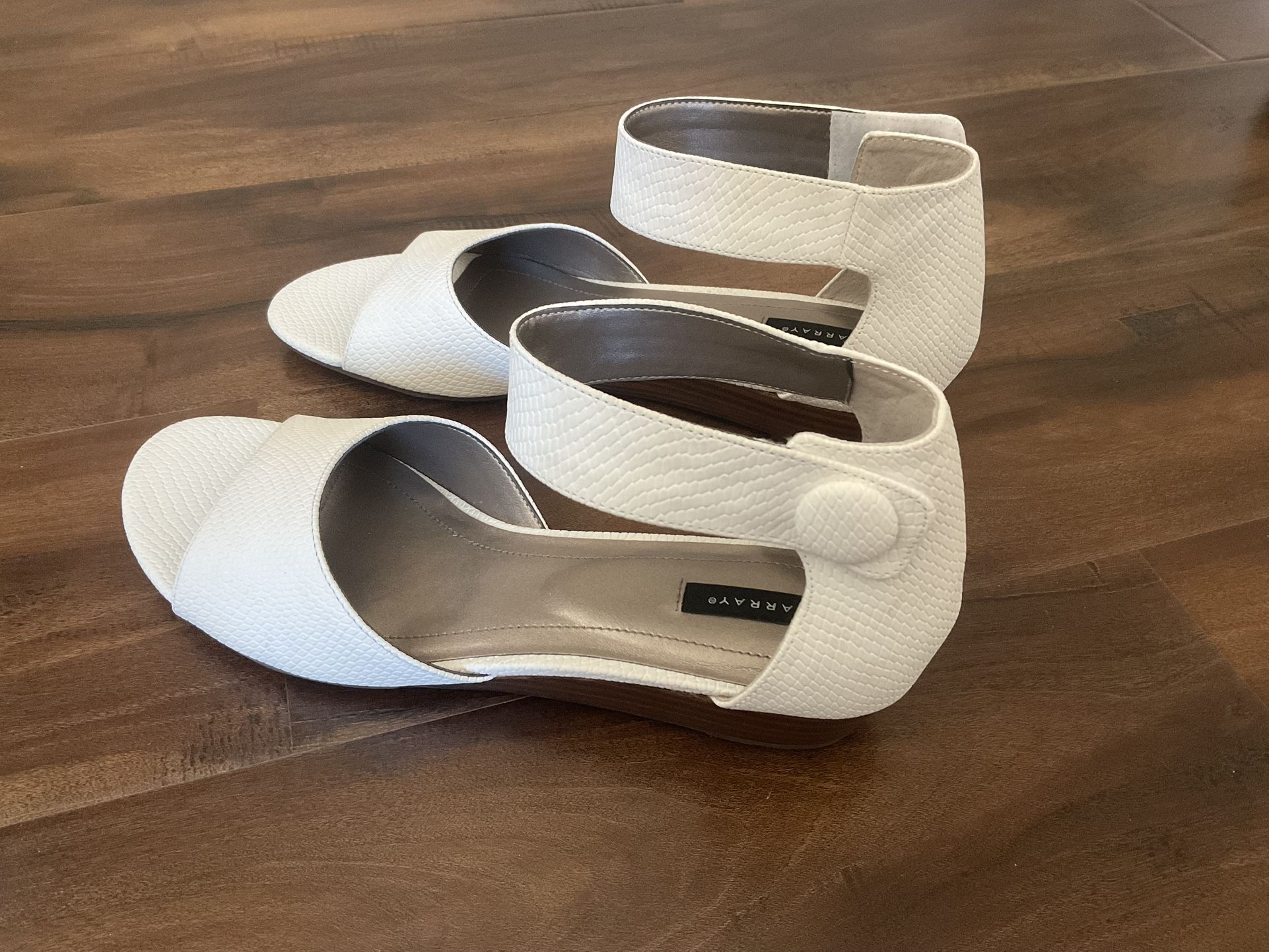 ARRAY White and Grey Low Wedge Sandals - size 10N