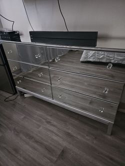 6 drawer Mirror dresser  moving sale!!
