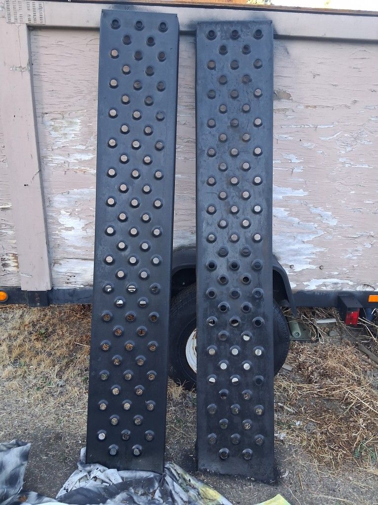Hydrolic Loading Ramps
