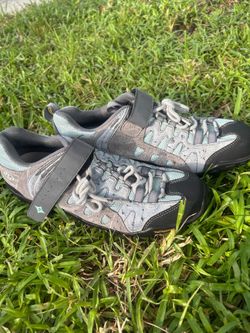 Specialized Tahoe Mountain Bike Shoes Size 10  Durable Specialized Tahoe mountain bike shoes are grey and light blue. These shoes have a lace-up closu