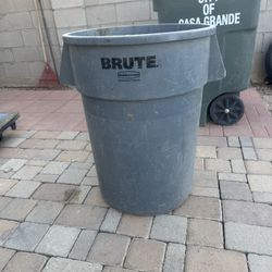 Brute 44 Gal Trash Can 