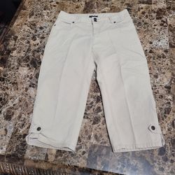 Women Capri pants size 6