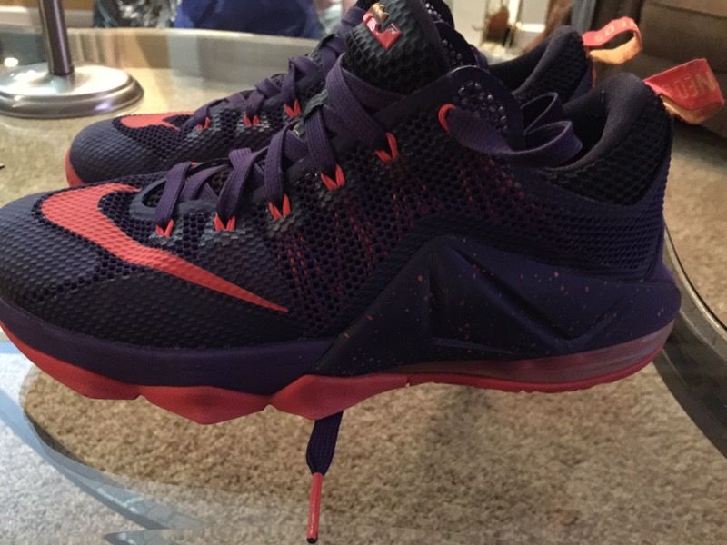 SIZE 7.5. LIKE NEW BOYS GYM SHOES