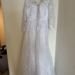 Elegant Long-Sleeve Lace Wedding Dress – Size 10