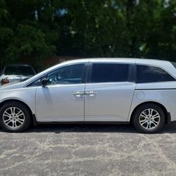 2013 Honda Odyssey. Silver.Exellent Condition. Creve Couer