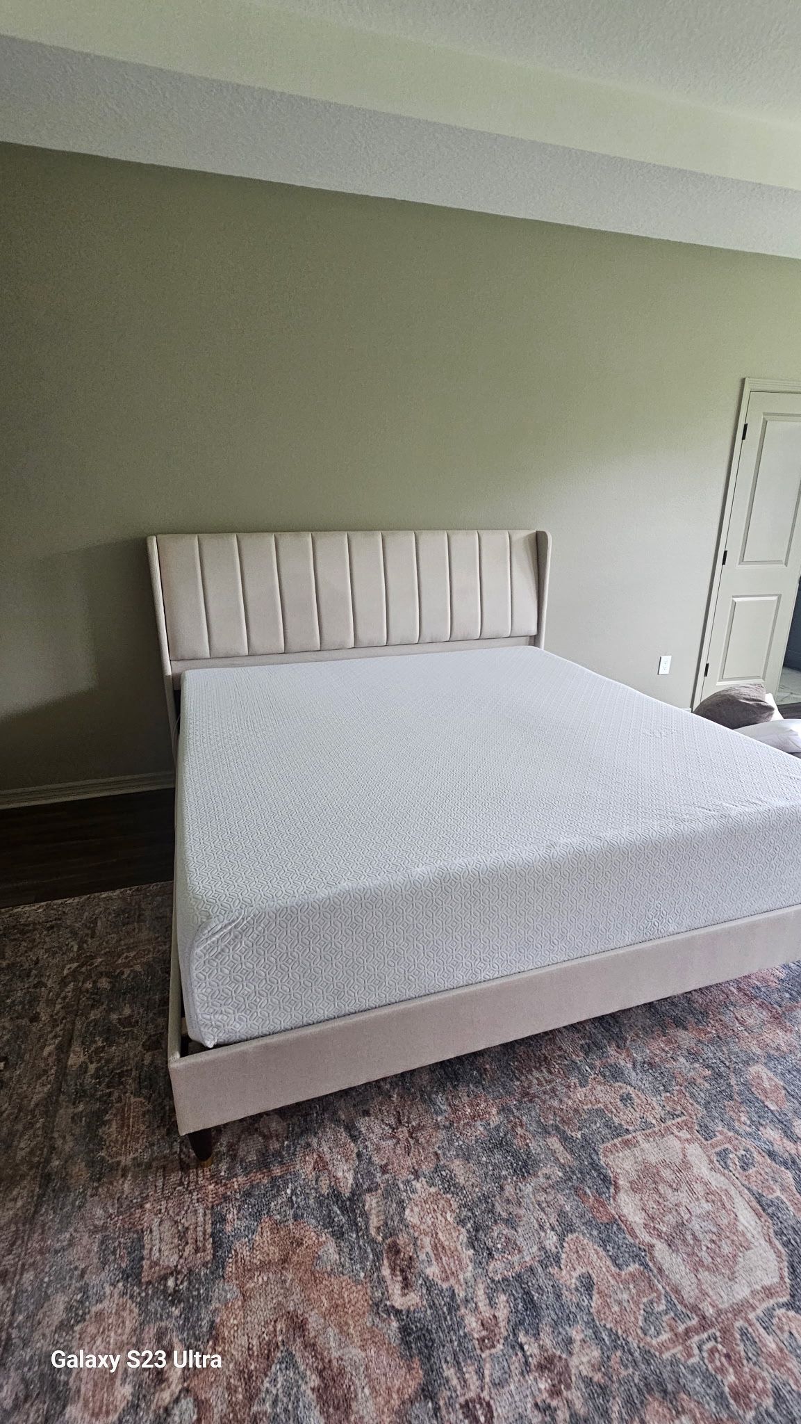 King bed Frame + Mattress