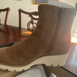Women’s VIONIC  Brand Boots SZ 8 