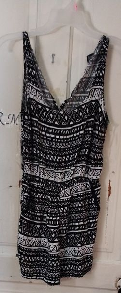 BLACK&WHITE RUE 21 SUMMER JUMPER