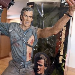 Evil Dead - Army Of Darkness Ash Figure 