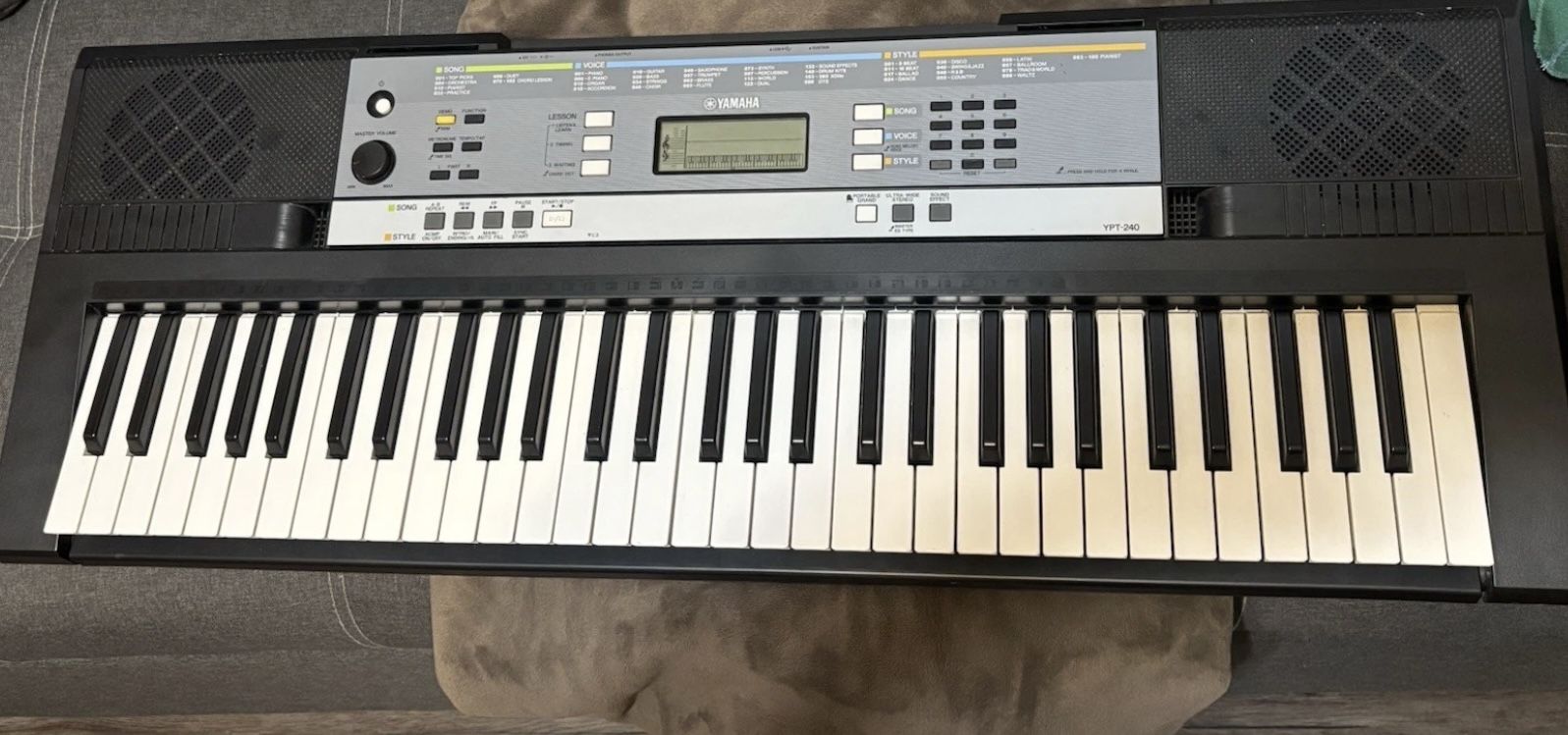 Yamaha YPT- 240 Electronic Keyboard