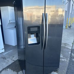 Side By Side, Black Stainless Samsung water ice can deliver Retails at around $1300