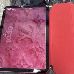 Comes with Apple case and Apple pen