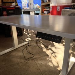 Autonomous Electric Standing Desk – Adjustable Height