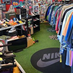 VINTAGE STREETWEAR & MORE BLACK FRIDAY $5 PILE OVER 500 ITEMS