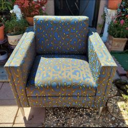 SMALL SOFA CHAIR. METAL LEGS