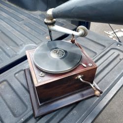 Manual crank phonograph.