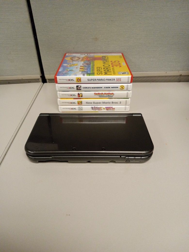 Nintendo 3DS XL, Black/Gray. Games Included