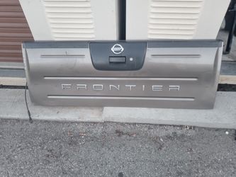 2001-2004 Nissan Frontier Tailgate With Accessories Oem.