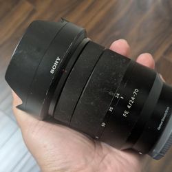 Sony Zeiss Vario-Tesser FE 24-70mm f/4 ZA OSS Zoom Lens with Clean Optics and Fully Functional