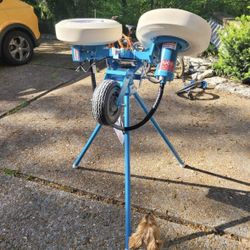 JUGS Field General Football Machine